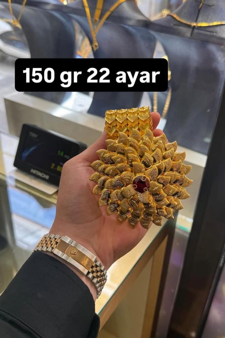Ortasında kırmızı taş bulunan çiçek tokalı, kalp desenli örgülü 150 gram 22 ayar altın kemer
