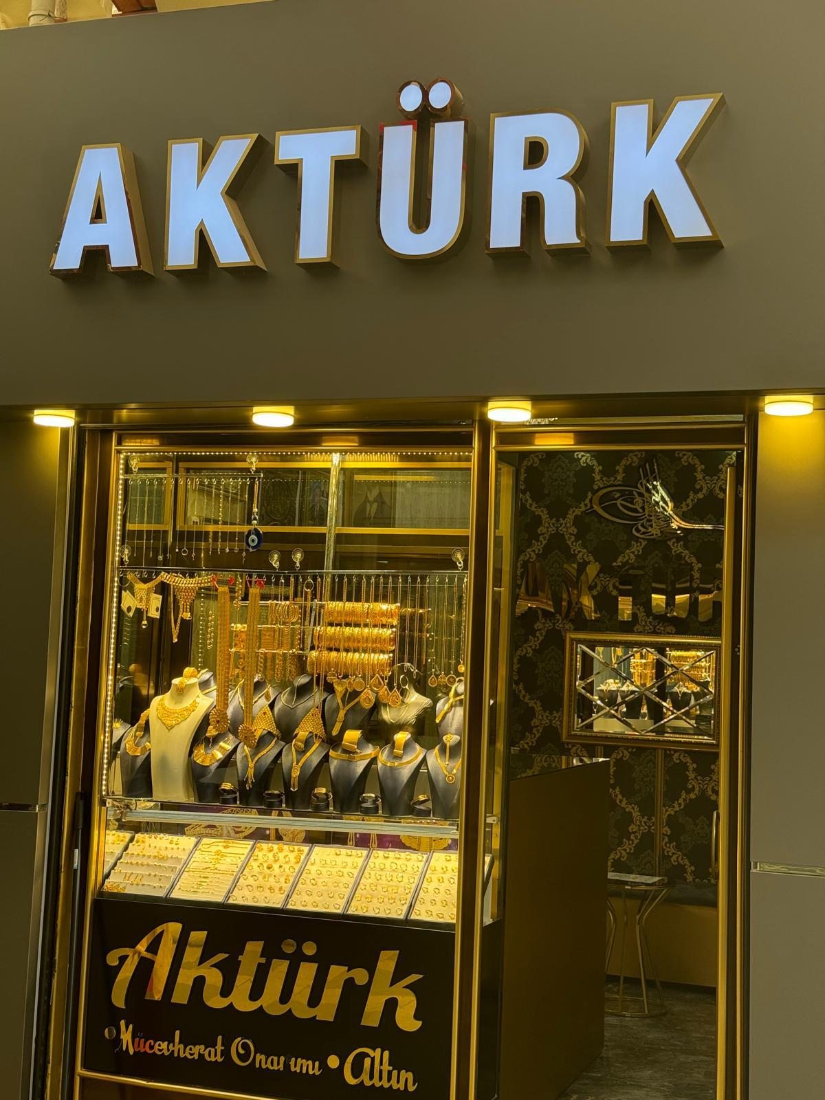 Kilis'teki Aktürk Kuyumculuk mağazasının tabelası ve altın takı vitrini